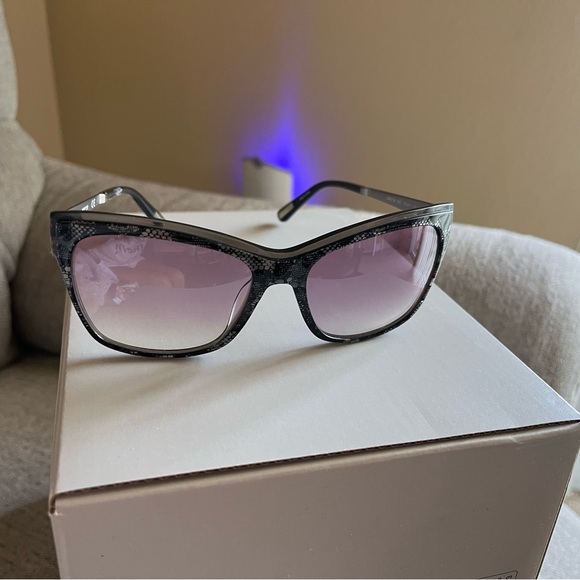 (All 4 Included) Kate Spade, DVF, Bebe & Marciano Sunglasses - Picture 10 of 10